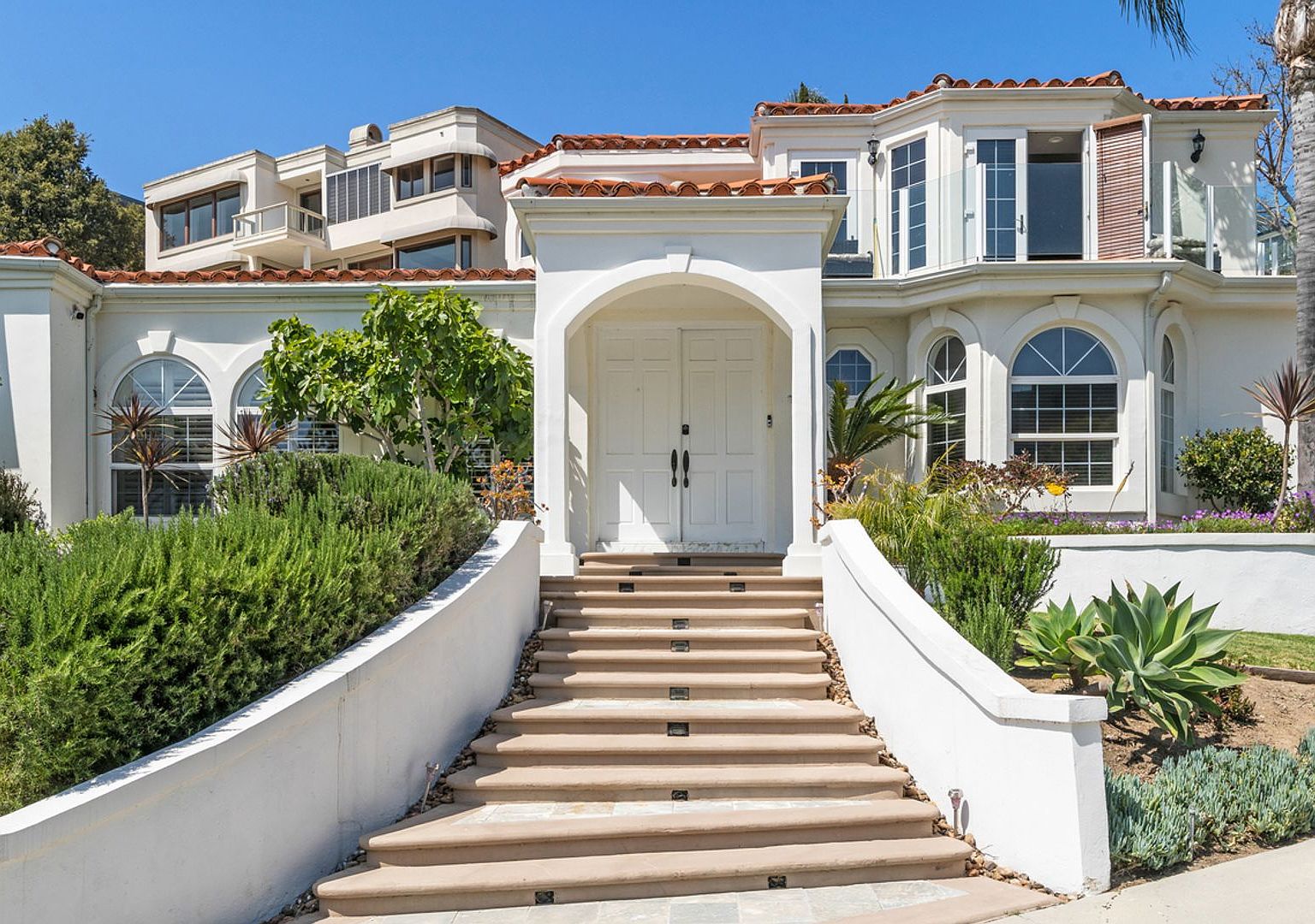 Arched entry and front steps at 3 Calle Agua